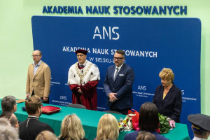 dr Radosław Nielek - Dyrektor w NASK Państwowym Instytucie  Badawczym w Warszawie, dr hab. inż. Jacek Binda, prof. ANSBB - Rektor ANSBB, Jarosław Klimaszewski - Prezydent miasta Bielska-Białej, Szarlota Binda - Dyrektor Generalna ANSBB (od lewej)