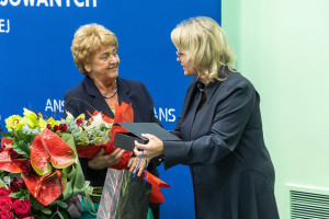 Życzenia dla Szarloty Bindy - Dyrektor Generalnej ANSBB   od Agnieszki Gorgoń-Komor - Senator RP (od lewej)